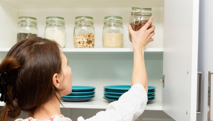 Maneiras Inteligentes de Organizar Recipientes de Armazenamento de Alimentos e Tupperware